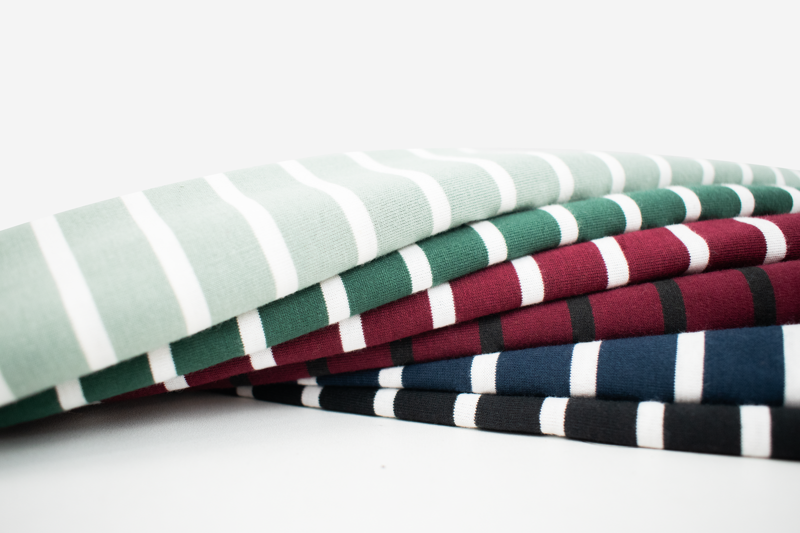 Stylish dengan Warna Mahogany! Ini Rekomendasi Warna yang Cocok Dipadukan agar Penampilan Makin Elegan