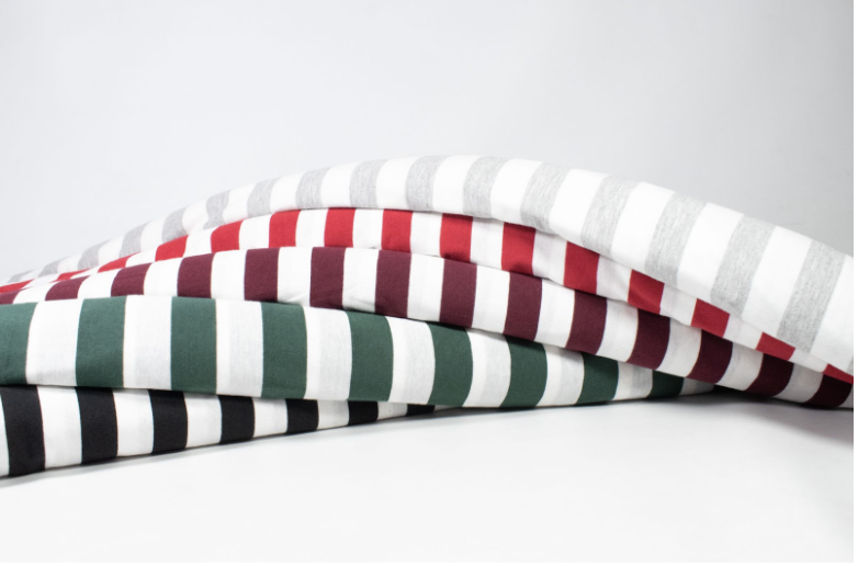 Tren Fashion Musim Panas: Kaos Salur Stripe Mendominasi Dunia Fashion, Dikenakan oleh Artis Indonesia Terkemuka.